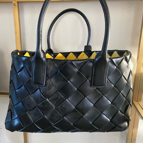 🖤 Lola Luxe Woven Leather Tote with Yellow Interior - Picture 5 of 6